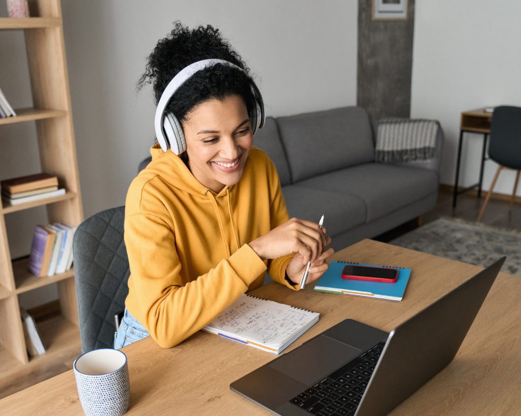 Woman in front of a laptop